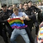 Матери Навального показали сына